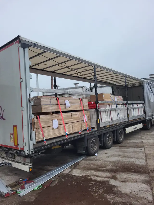 Lemn produs finit, livrat în Franța cu camion complet